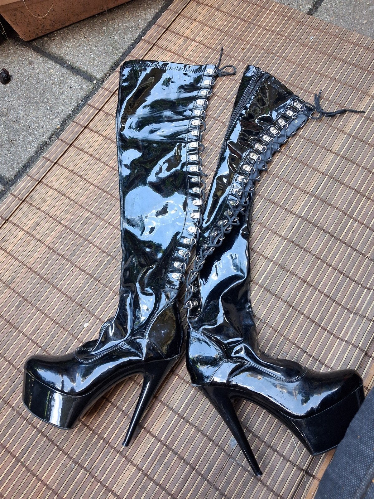 Hoge zwarte latex laarzen met hoog plateau en veters, Kleding | Dames, Hoge laarzen, Zwart, Ophalen of Verzenden, Gedragen
