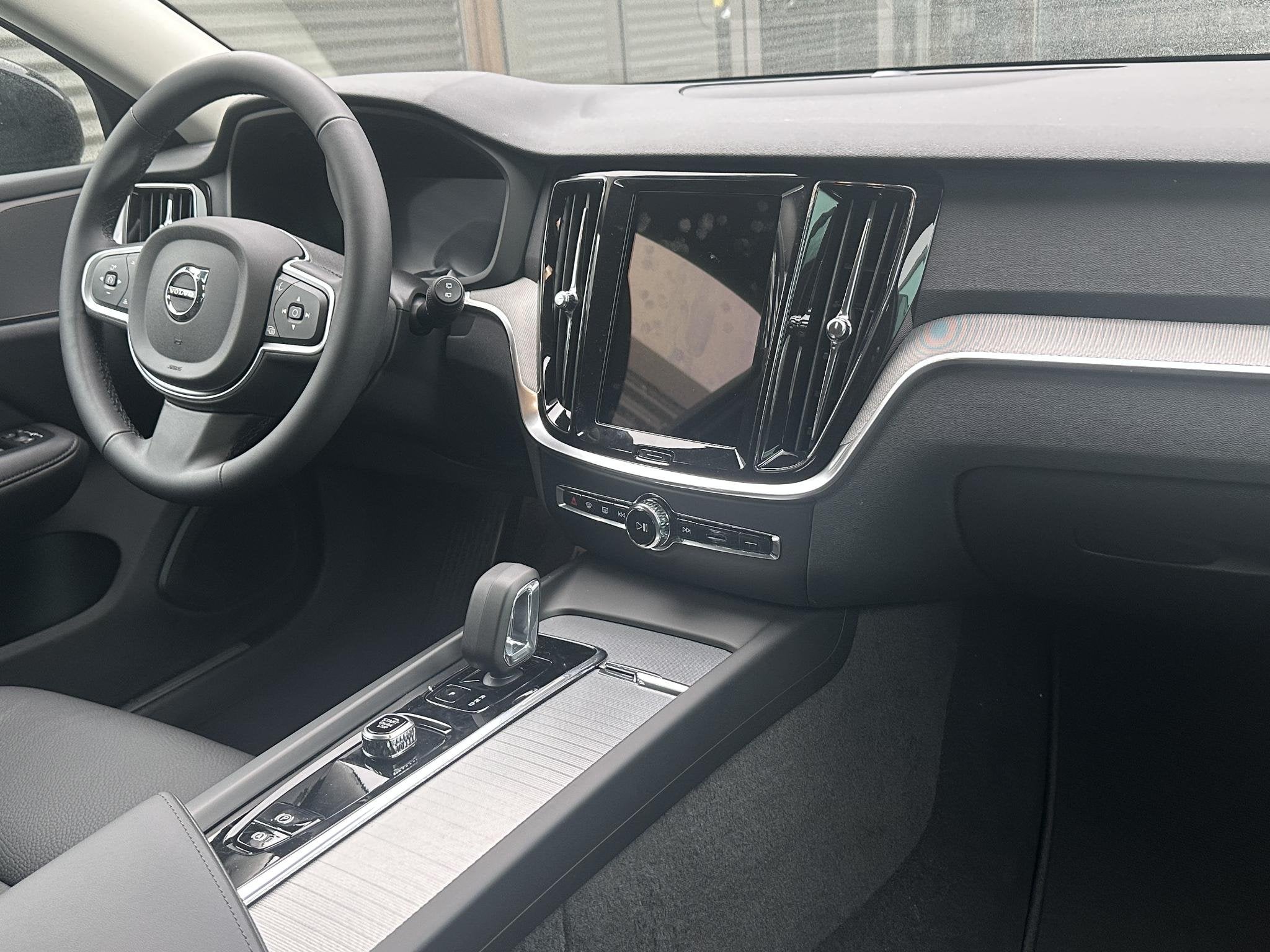 Volvo V60 2.0 B4 Essential Edition Trekhaak / Voor+achter+st, Lichtsensor, 4 cilinders, 1634 kg, Zwart