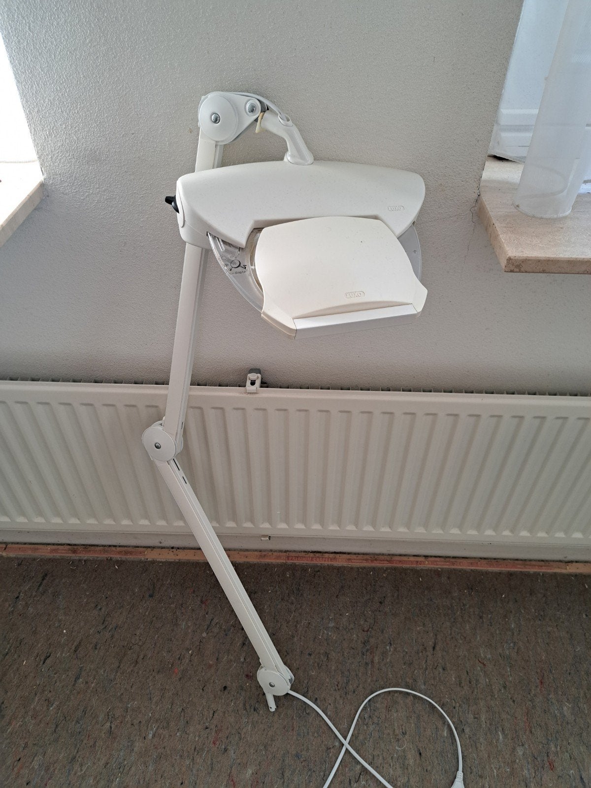 Luxo bureaulamp met vergrootglas en klembevestiging, Ophalen, Bureaulamp, Overige merken, Met stekker