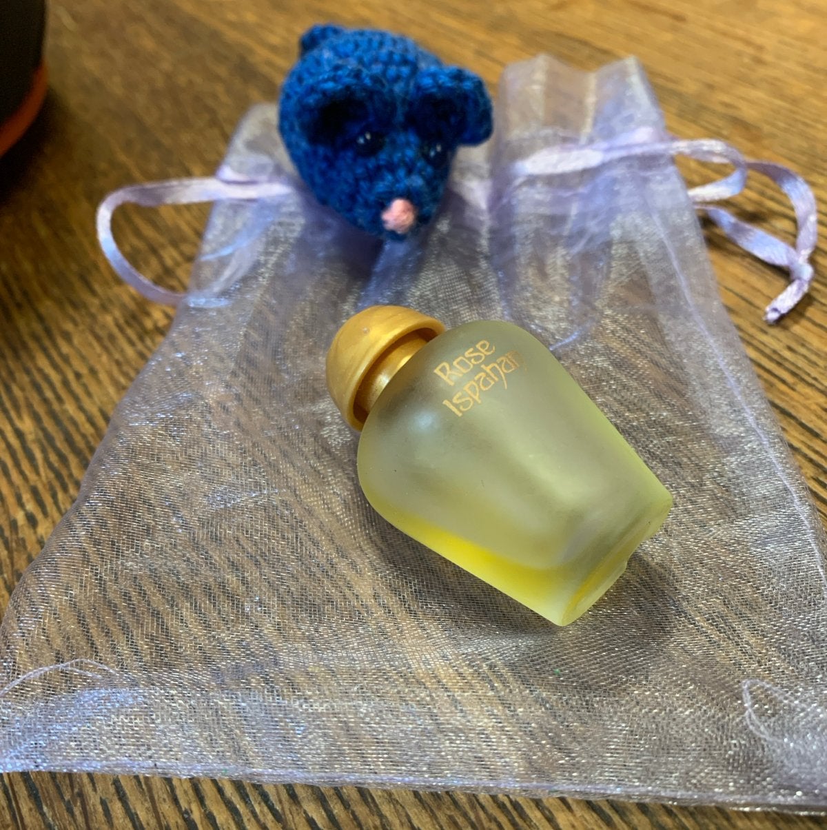 Miniatuur parfumflesje Rose Ispahan met gehaakt muisje, Sieraden, Tassen en Uiterlijk, Uiterlijk | Parfum, Ophalen of Verzenden