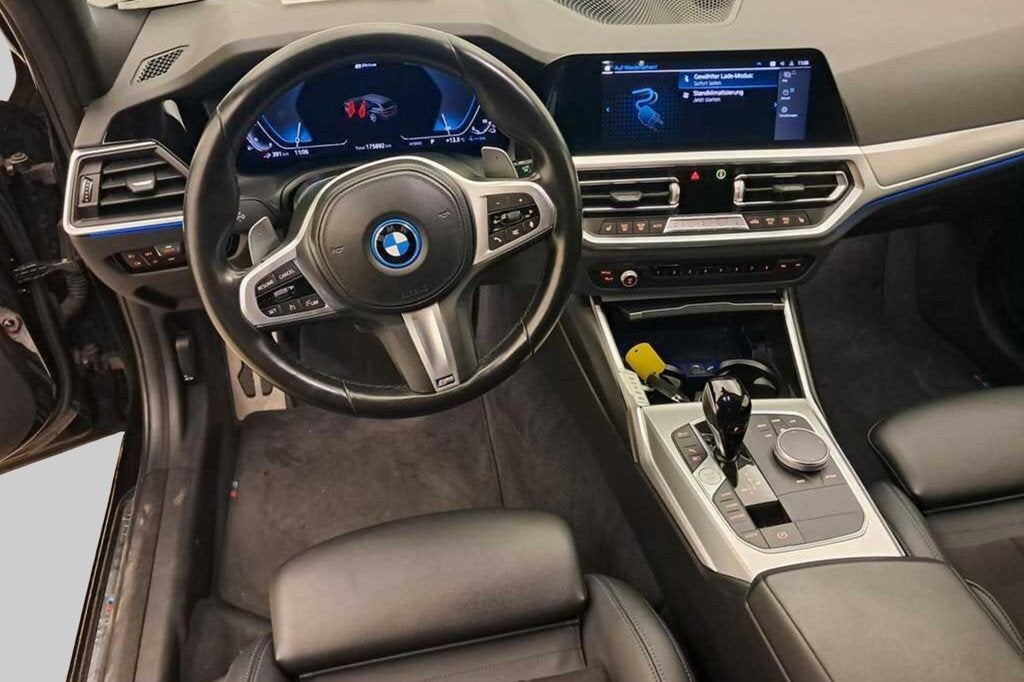 BMW 3 Serie Touring 320e M Sport | Half leer | 19" Licht met, 1998 cc, Gebruikt, Zwart, 4 cilinders