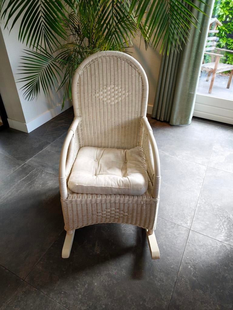 Witte Rotan Schommelstoel met Kussen - gebruikt, maar netjes, Ophalen, Wit, Stof, Zo goed als nieuw