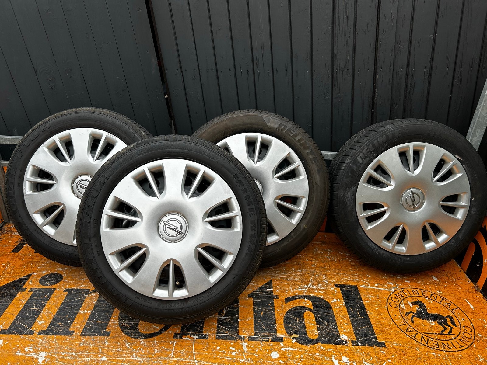 Goede banden op velgen met wieldoppen Opel Corsa D, Auto-onderdelen, Gebruikt, 15 inch, Banden en Velgen, Personenwagen