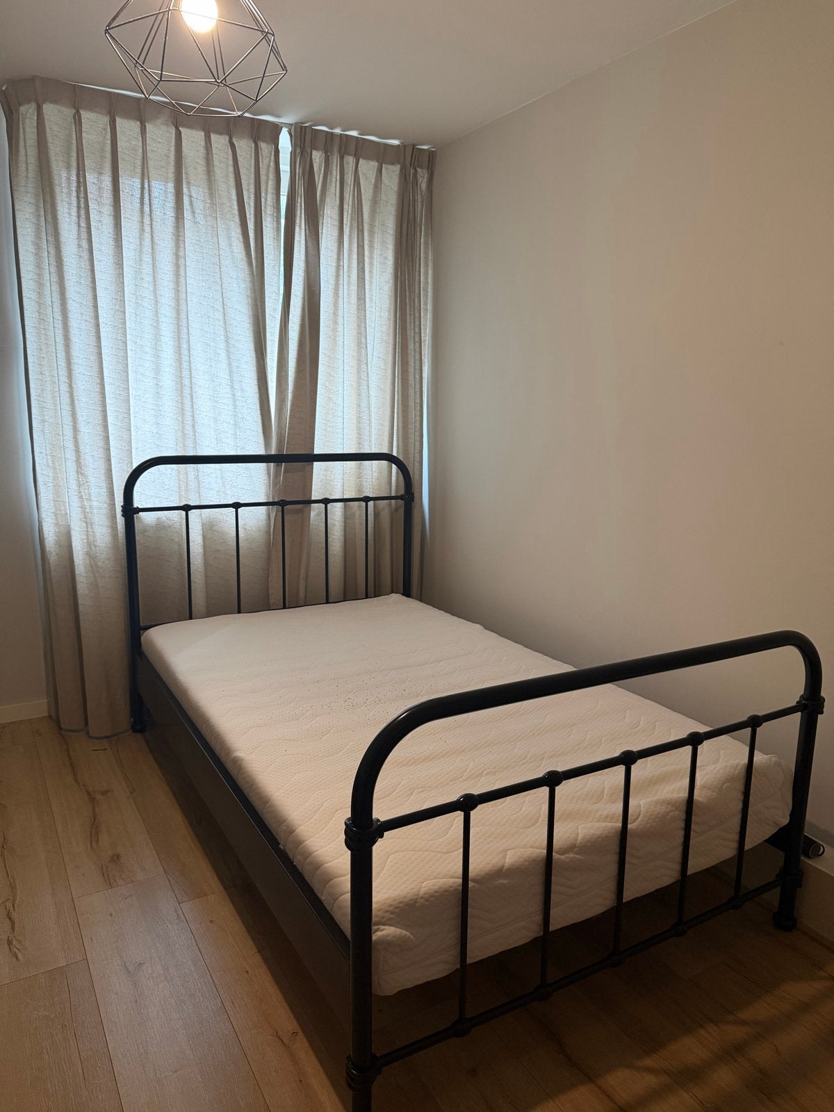 Zwart metalen bed met matras, Ophalen, Gebruikt, 90 cm, Eenpersoons