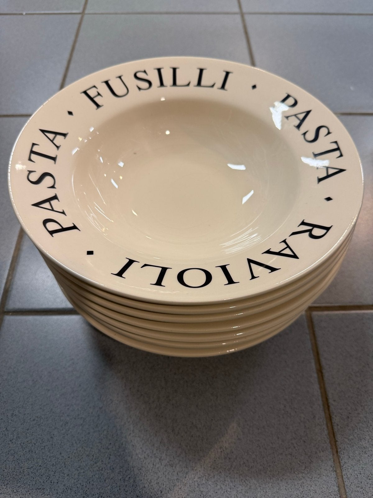 7 Crèmekleurige Pastaborden met Tekst - Zo goed als nieuw, Ophalen of Verzenden, Zo goed als nieuw, Keramiek, Bord(en)