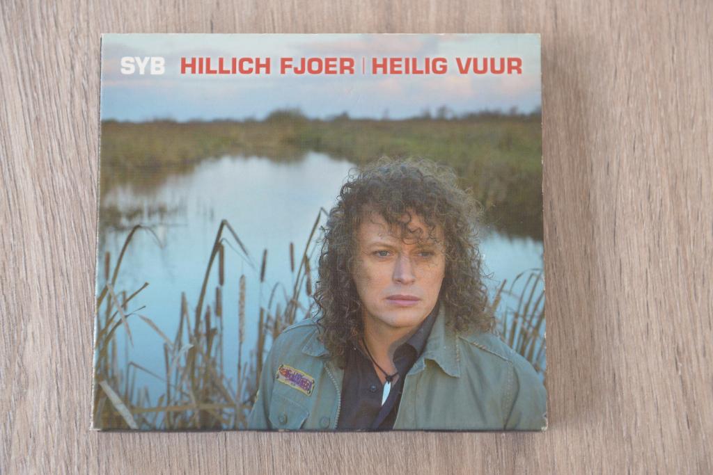 SYB ( DE KAST ) = HILLICH FJOER / HEILIG VUUR 2CDbox, Verzenden, Zo goed als nieuw, Levenslied of Smartlap