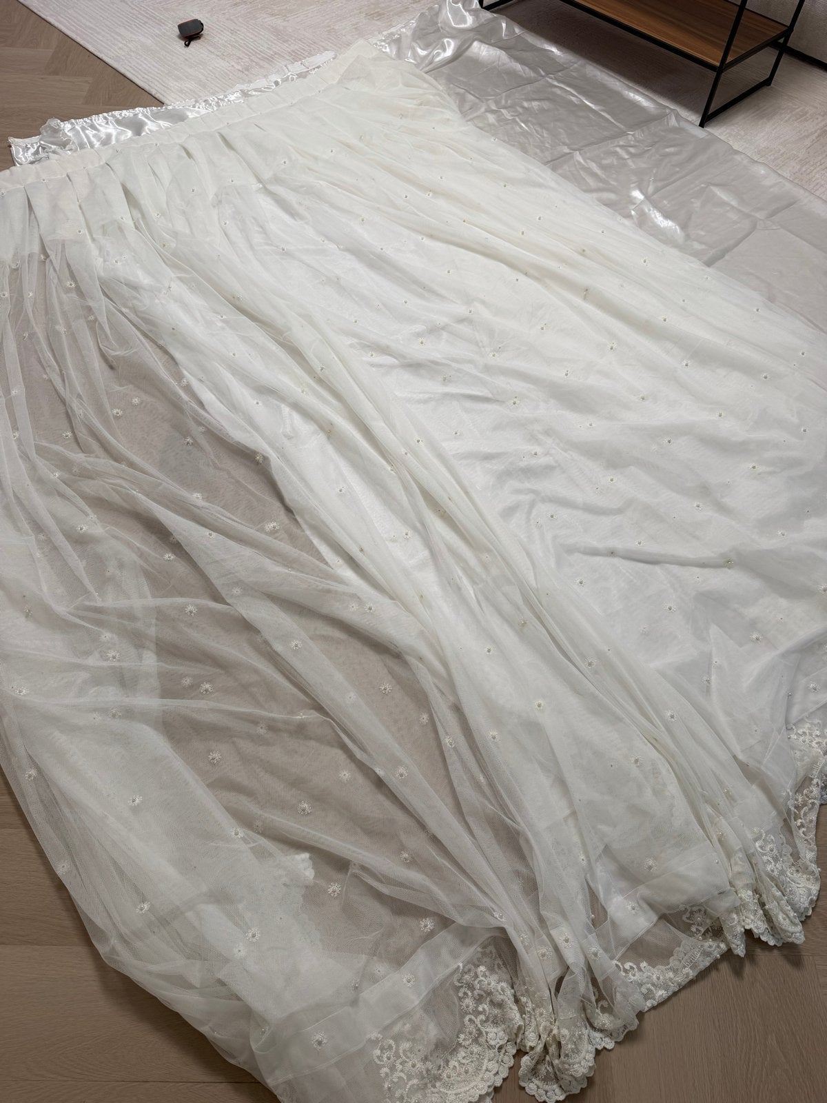 Elegante witte trouwjurk met delicate borduursels, Ophalen of Verzenden, Zo goed als nieuw, Wit, Trouwjurk