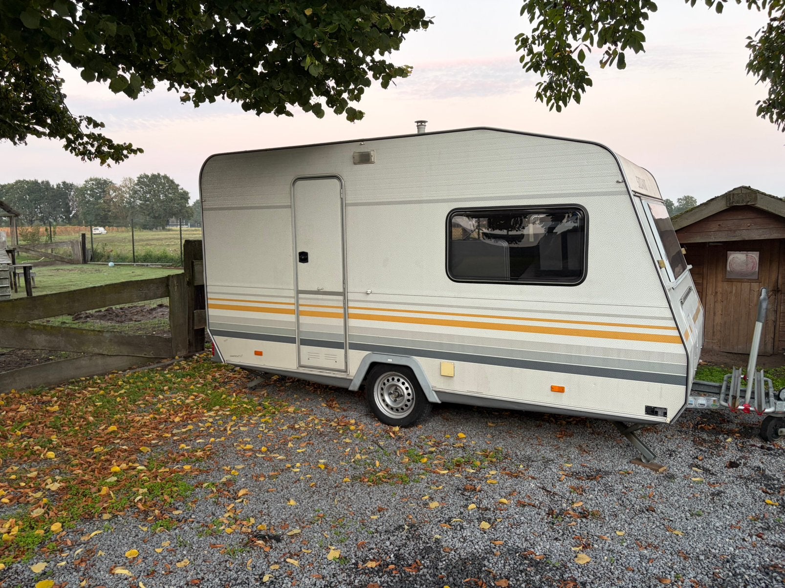 Knaus Südwind 400 1e eigenaar incl voortent + inventaris, Caravans en Kamperen, Rondzit, Koelkast, Particulier, 500 - 750 kg