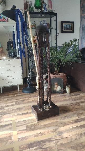 Groot Afrikaans houten beeld met masker en lade, Hout, Bruin, Afrika, Ophalen of Verzenden