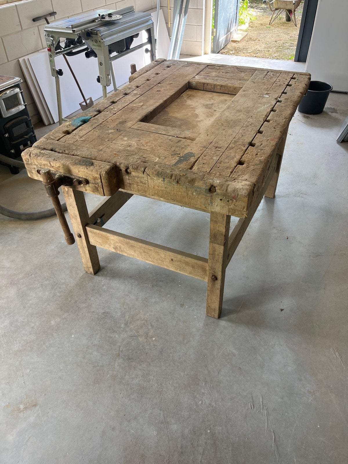 Robuuste Oude Houten Werkbank met Bankschroef, Doe-het-zelf en Verbouw, Werkbanken, Ophalen, Gebruikt, 120 tot 170 cm, Bankschroef