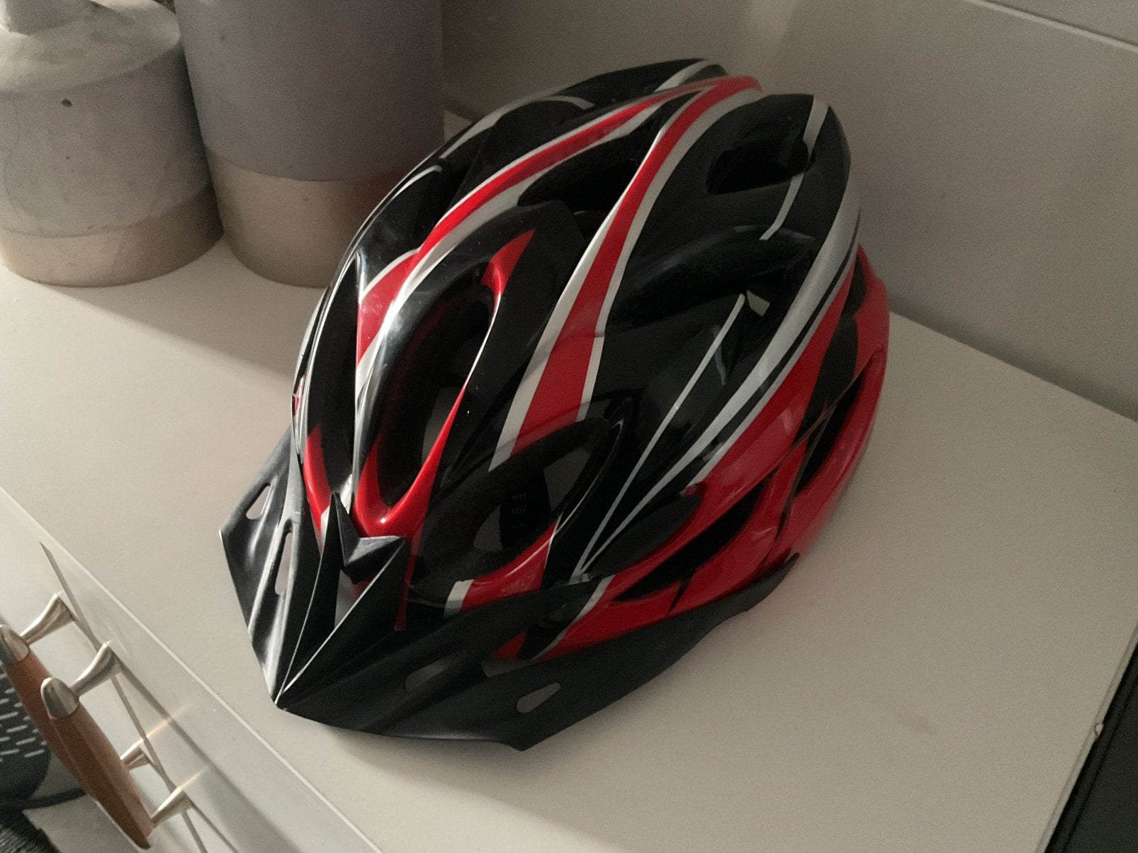 Mooie rood/zwarte fietshelm( Mt 55-59cm), Ophalen of Verzenden, Zo goed als nieuw, M, Heer of Dame