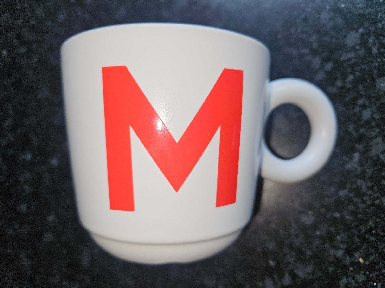 Mok met letter M - Wit met rood, Ophalen of Verzenden, Zo goed als nieuw