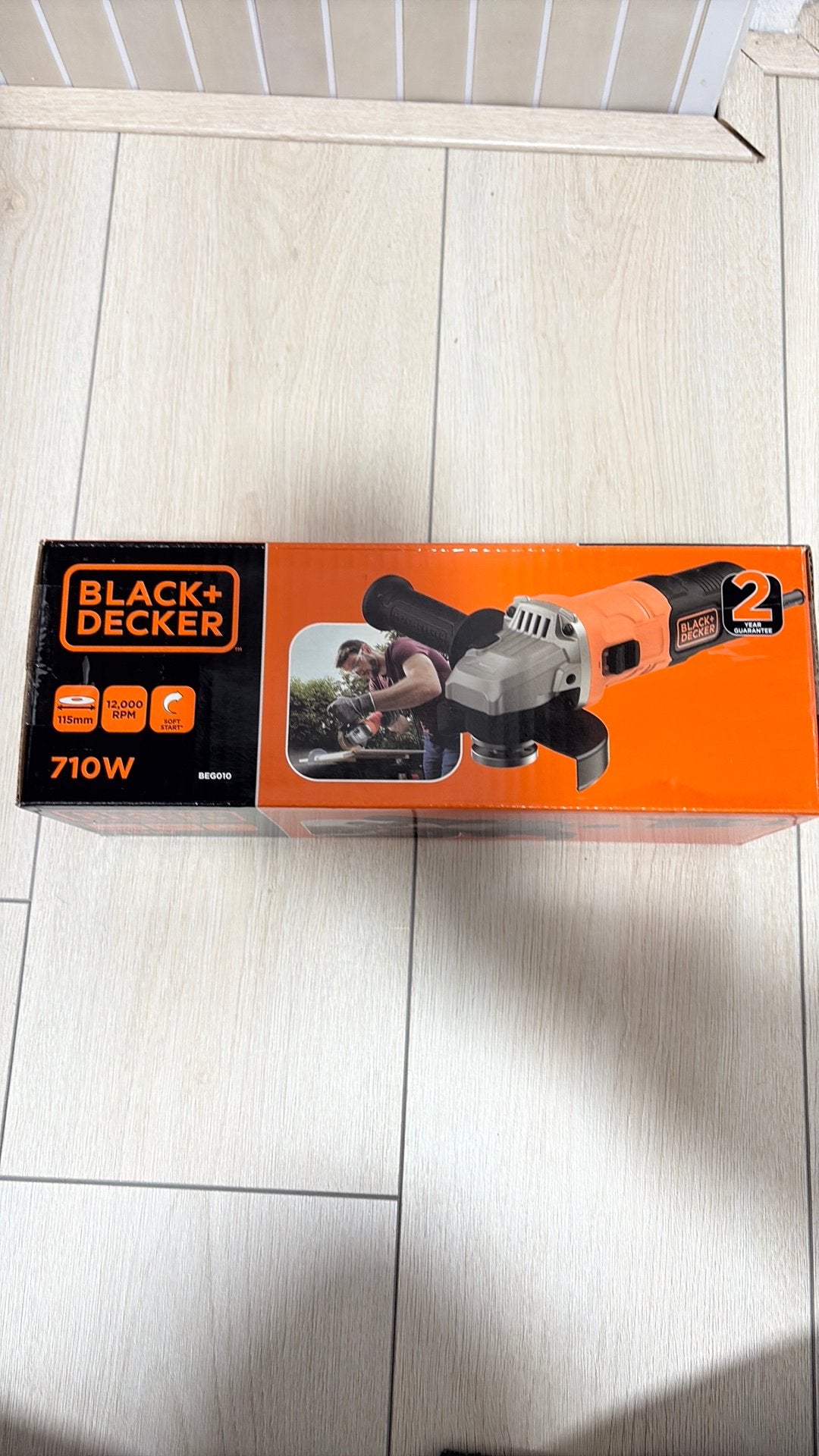 BLACK+DECKER Haakse Slijper 710W - Nieuw in Doos, Ophalen of Verzenden, Nieuw, 700 tot 1000 watt, Haakse handslijpmachine