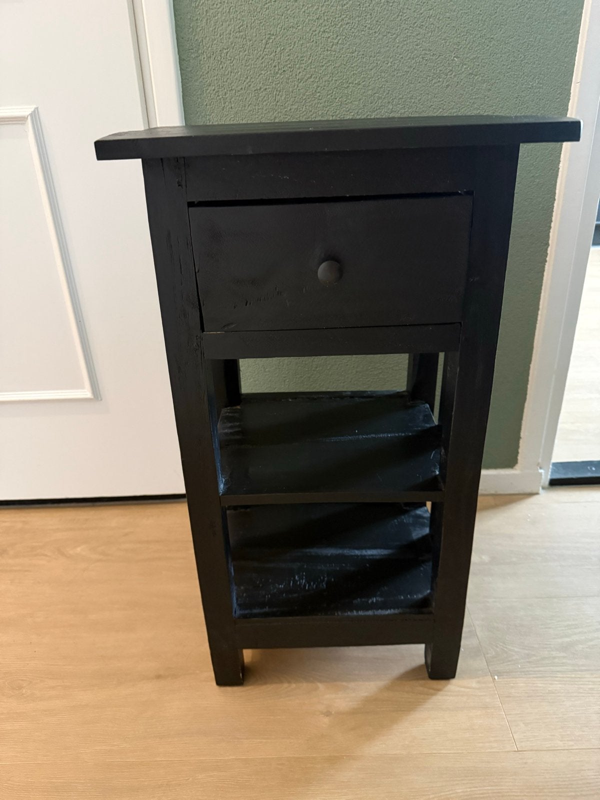 Zwart houten nachtkastje met lade en planken, Huis en Inrichting, Slaapkamer | Nachtkastjes, Ophalen, Gebruikt, Minder dan 45 cm