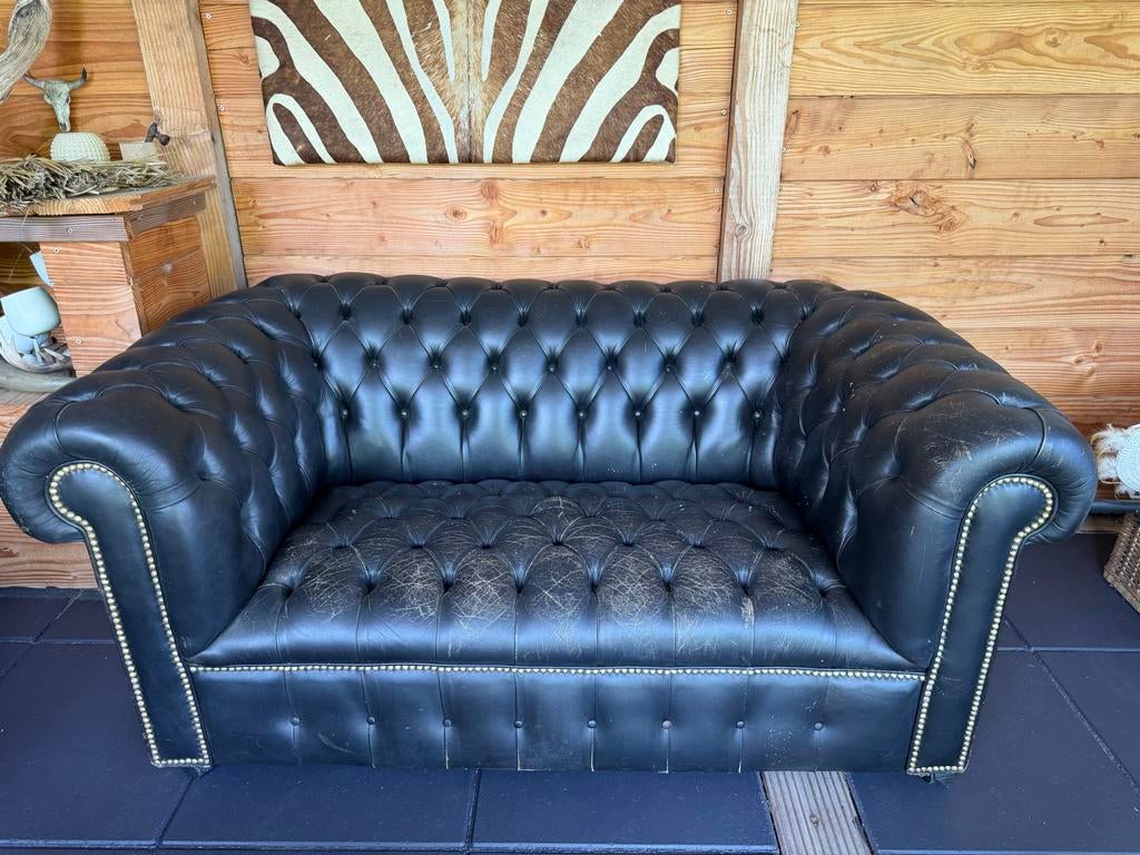 Vintage zwarte chesterfield leren 2-zits bank, Huis en Inrichting, Ophalen, Gebruikt, 150 tot 200 cm, Tweepersoons