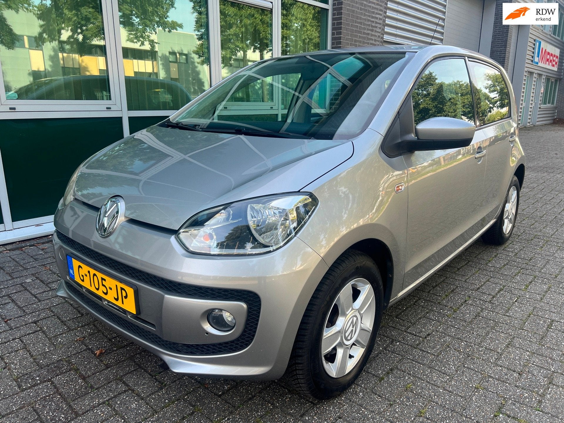 Volkswagen Up! 1.0 - AUTOMAAT - NAVIGATIE - 44.000 KM !, Auto's, Euro 5, Stof, Gebruikt, 4 stoelen
