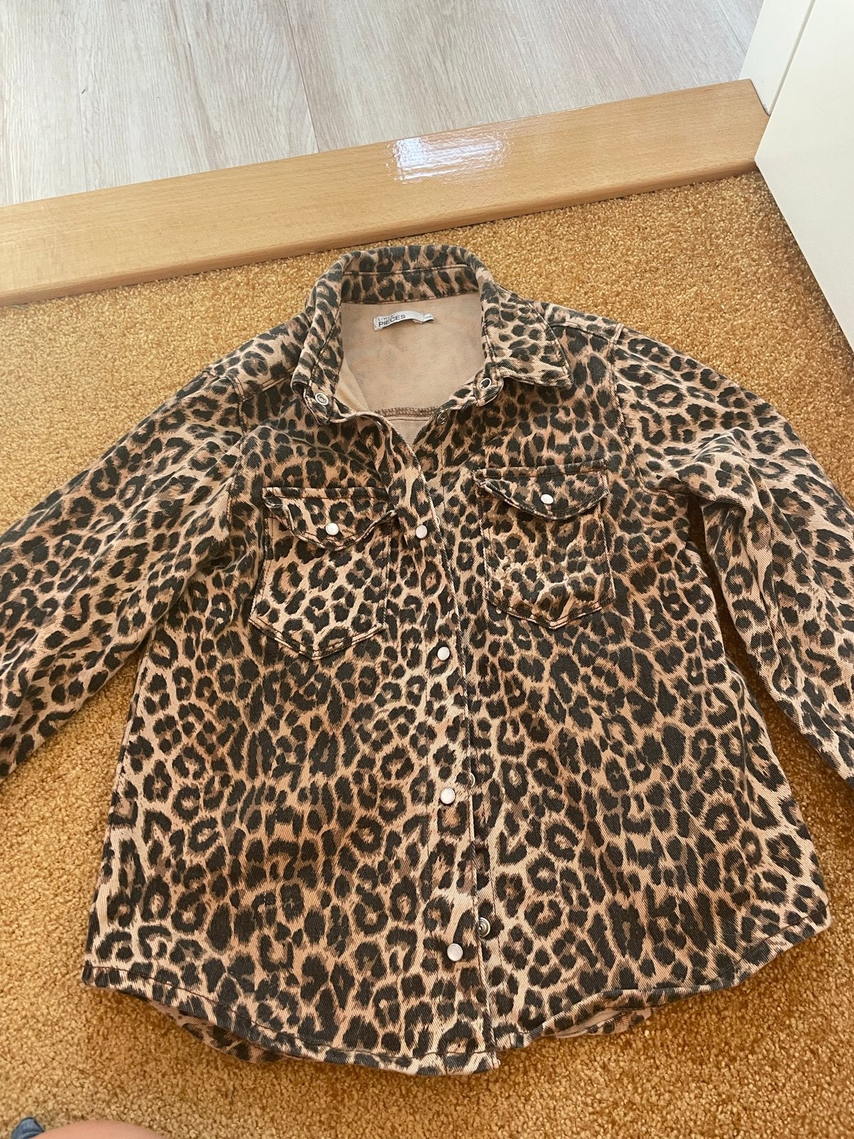 Trendy Leopard Print spijkerjas naat 128-134, Ophalen of Verzenden, Zo goed als nieuw, Maat 38/40 (M), Bruin
