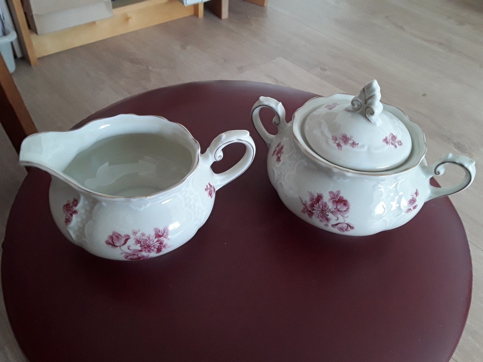 Suikerpot en melkkan met bloemmotief, Ophalen of Verzenden