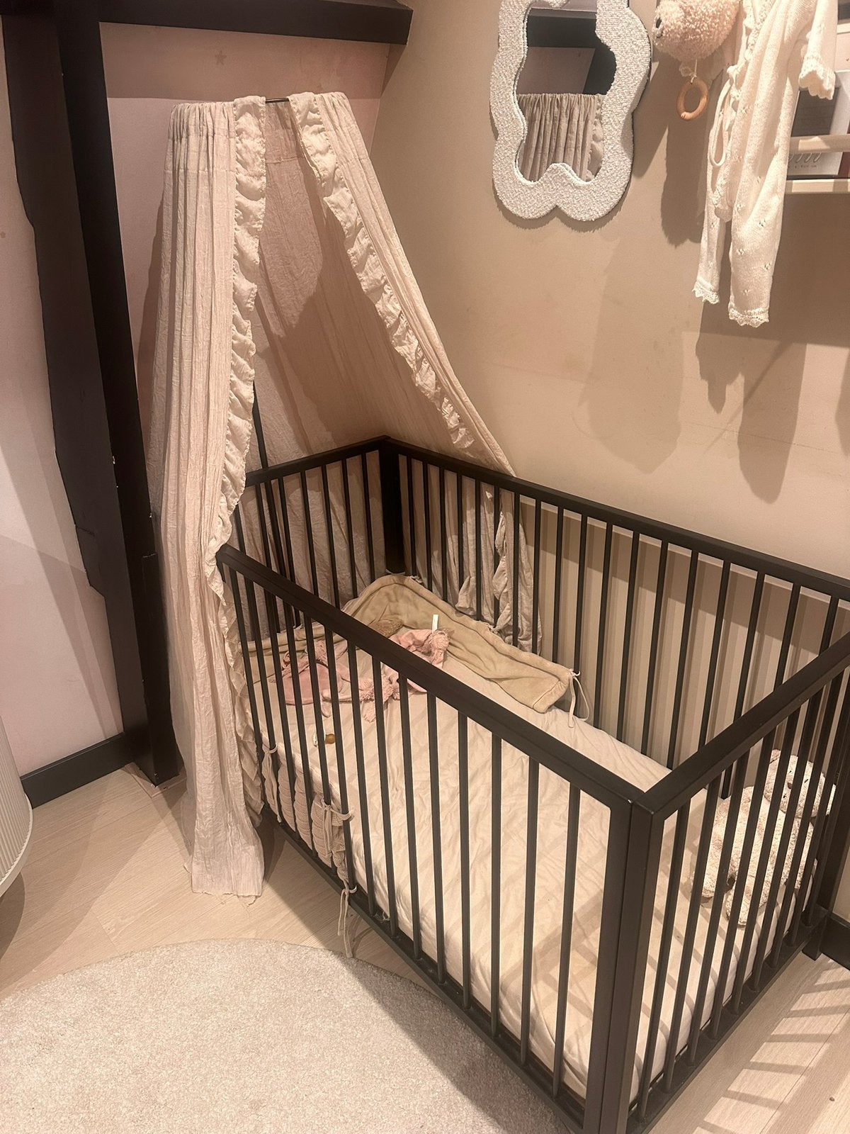 Zwart ledikant met Aerosleep matrasje, hemeltje en standaard, Kinderen en Baby's, Ophalen, Zo goed als nieuw, Ledikant