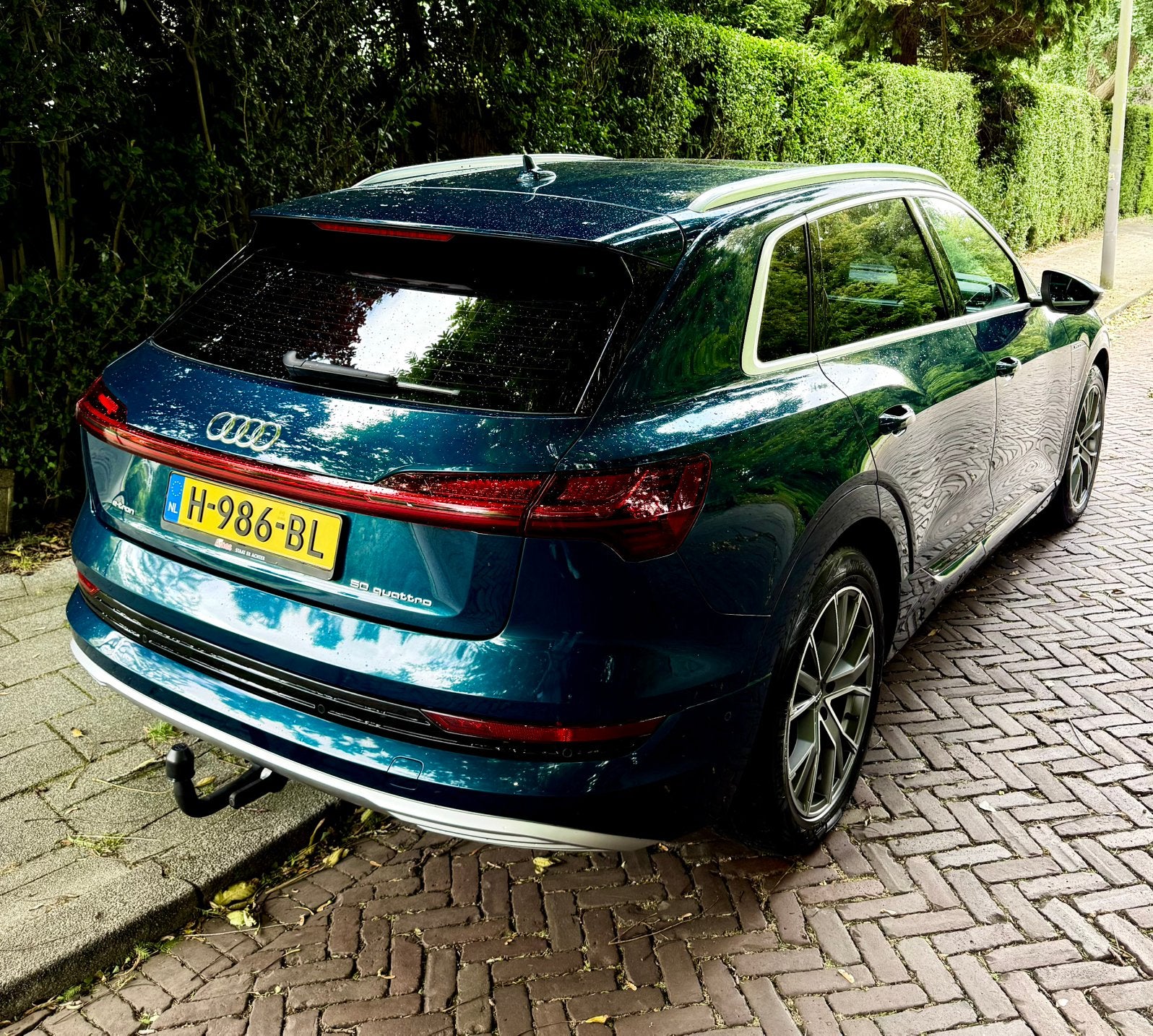 Audi e-tron quattro Launch Edition Plus | Pano | Trekhaak, Auto's, Dealer onderhouden, 1800 kg, 124 €/maand, Blauw