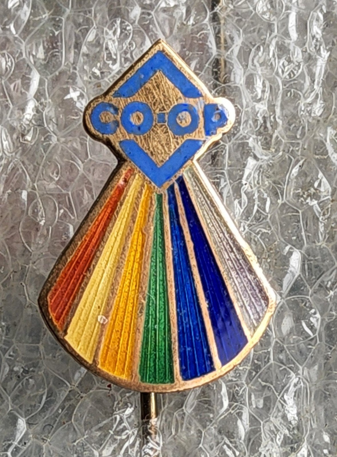 Vintage CO-OP Emaille Speldje - Regenboog Design, Ophalen of Verzenden, Gebruikt, Overige onderwerpen, Speldje of Pin