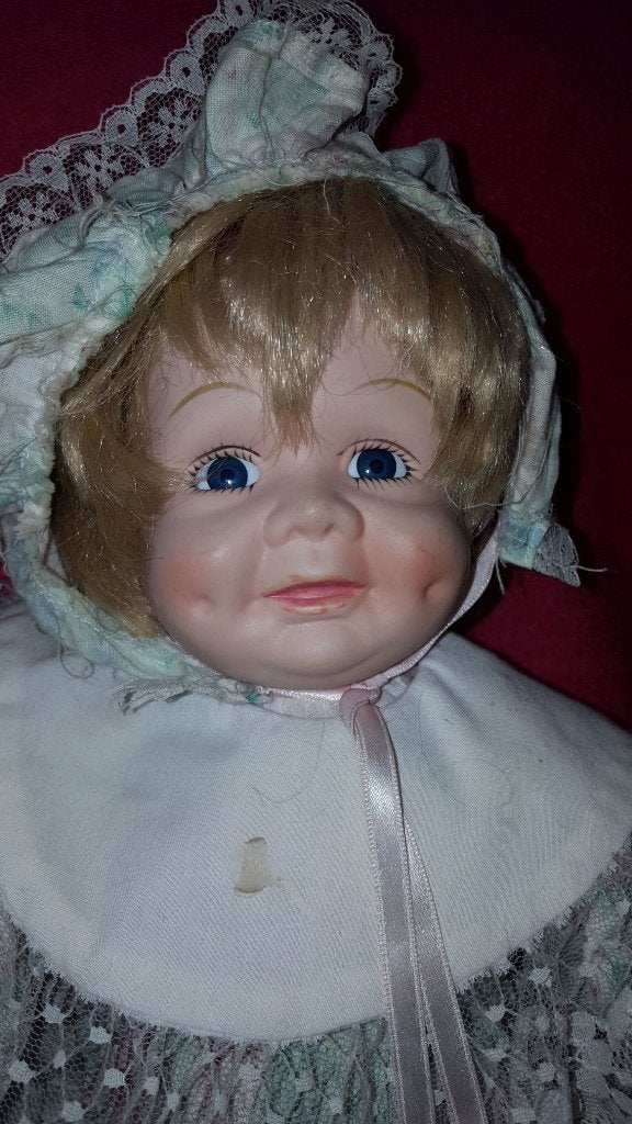 Schattige oude porseleinen pop, in babykleren. 40cm. 4A12, Verzamelen, Poppen, Tweedehands verkoop, Tweedehands verkoop, Gebruikt