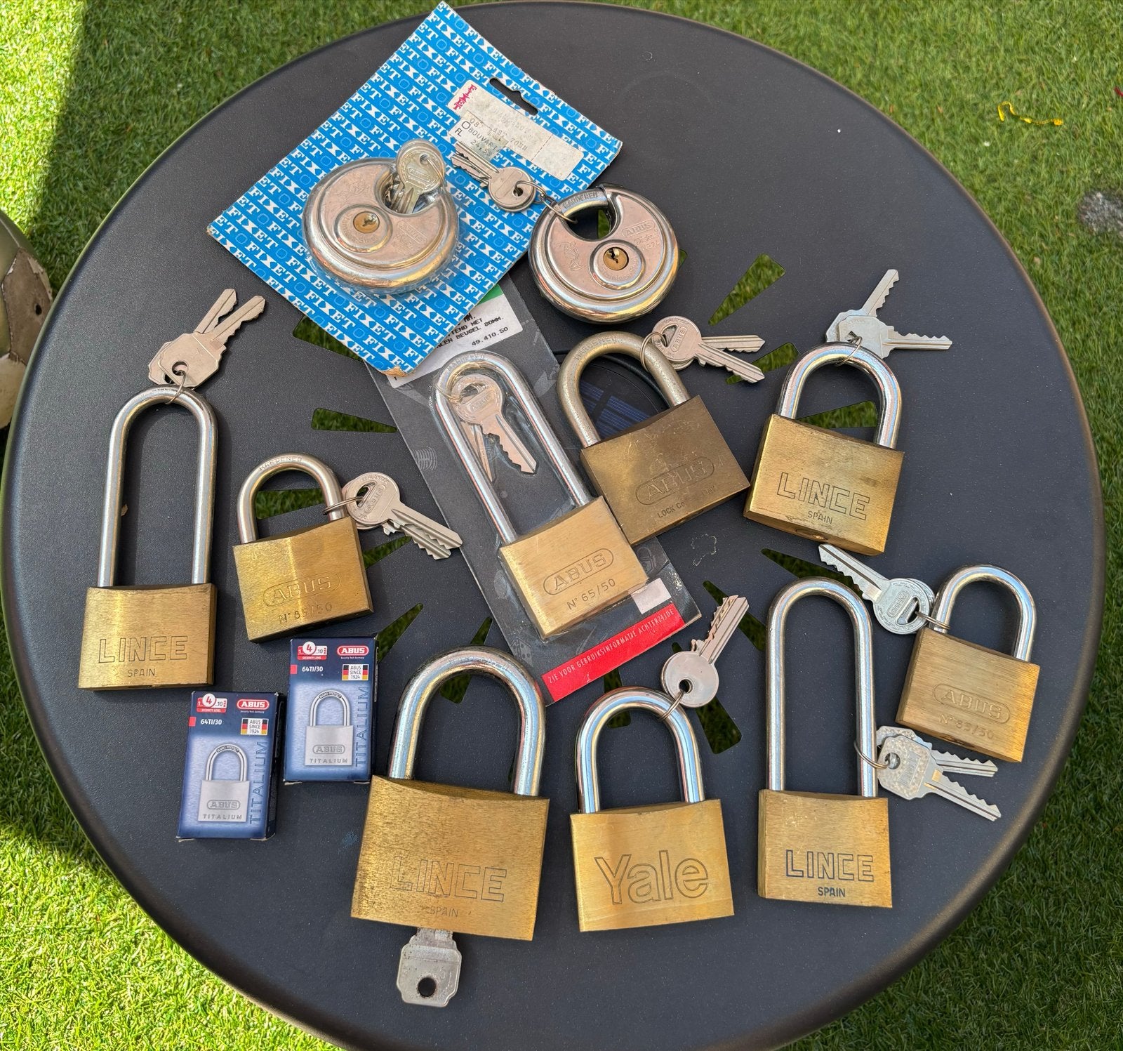 Diverse hangsloten met sleutels - Lince, Abus, Yale, Ophalen, Gebruikt, Koper of Messing, Slot