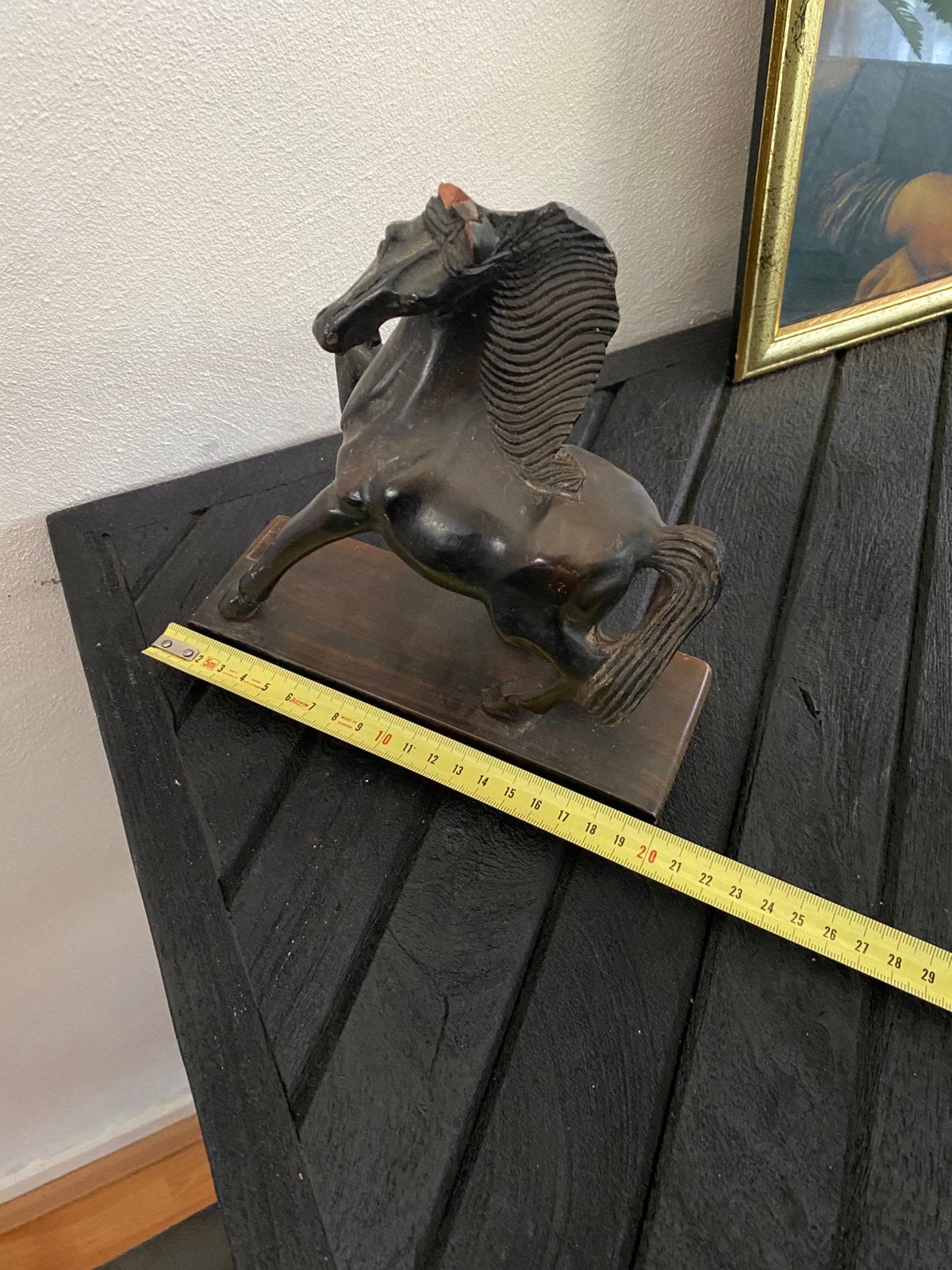 Handgesneden houten paard, Ophalen