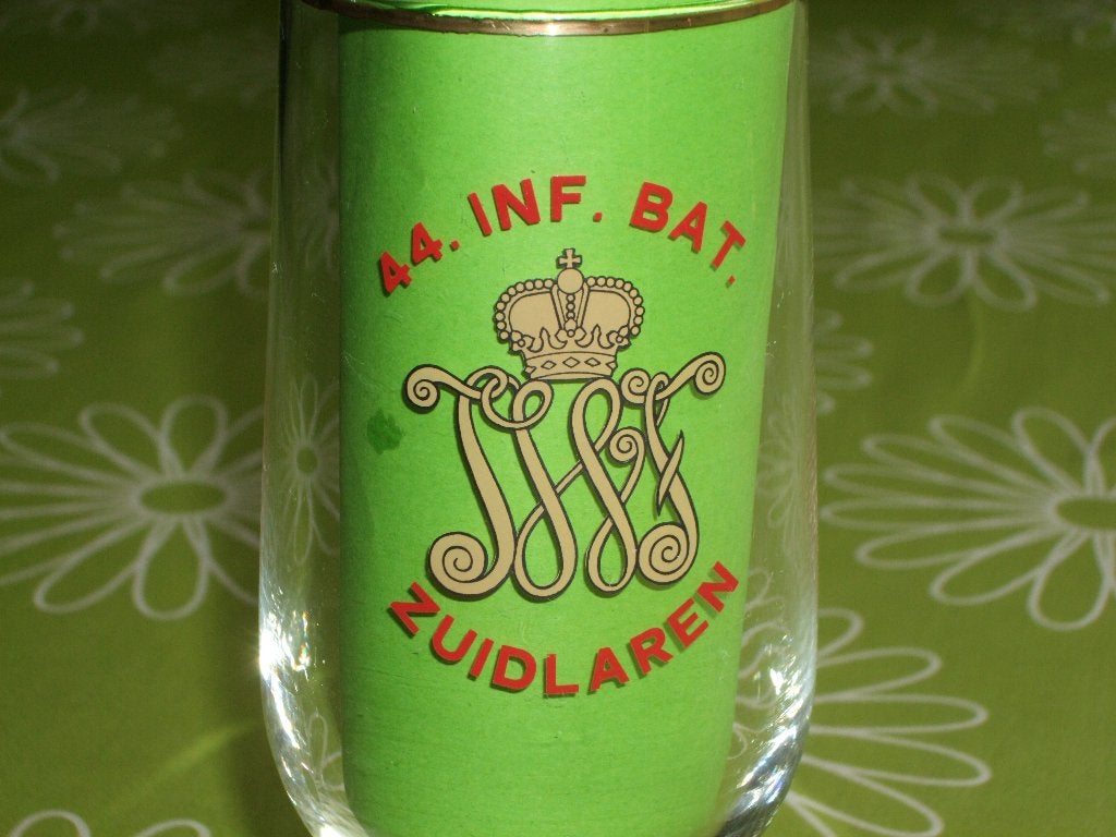 44. Infanterie Bataljon Zuidlaren bierglas op voet, Verzamelen, Militaria | Algemeen, Ophalen of Verzenden, Landmacht, Nederland