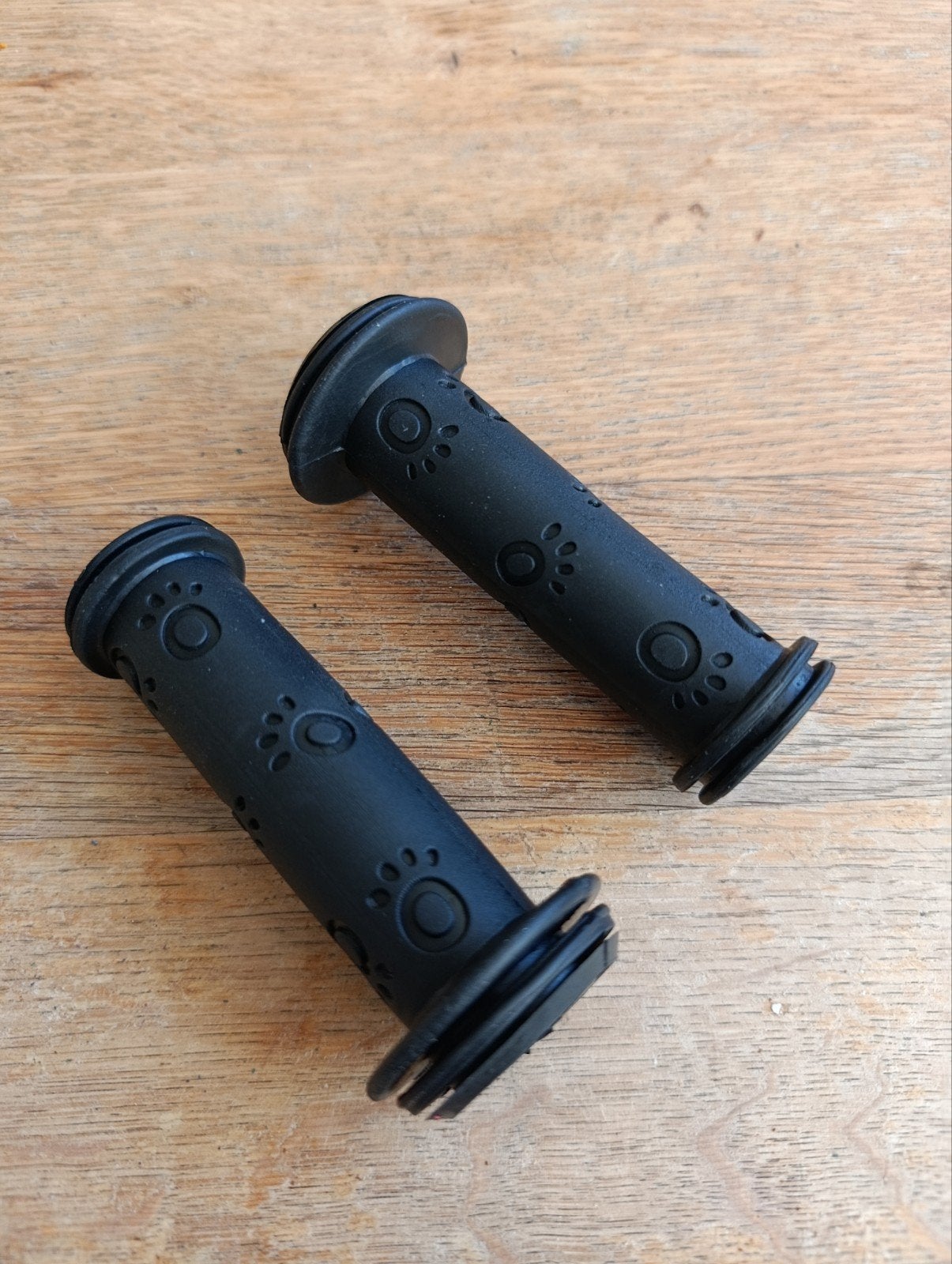 Kinderfietsgrepen 22 Mm, zwart met honden pootjes, Ophalen of Verzenden, Nieuw, Minder dan 16 inch