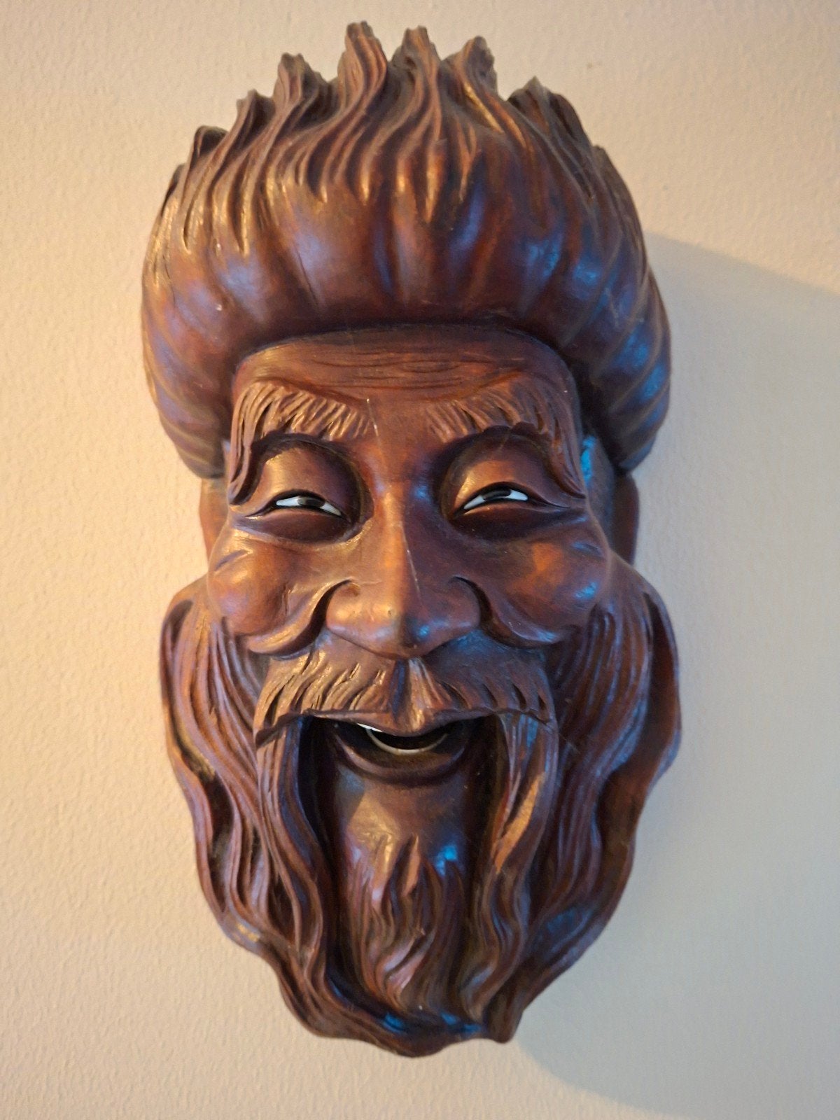 Handgesneden houten masker van lachende man, Antiek en Kunst, Kunst | Beelden en Houtsnijwerken, Handgemaakt, 20 - 50 cm, Hout