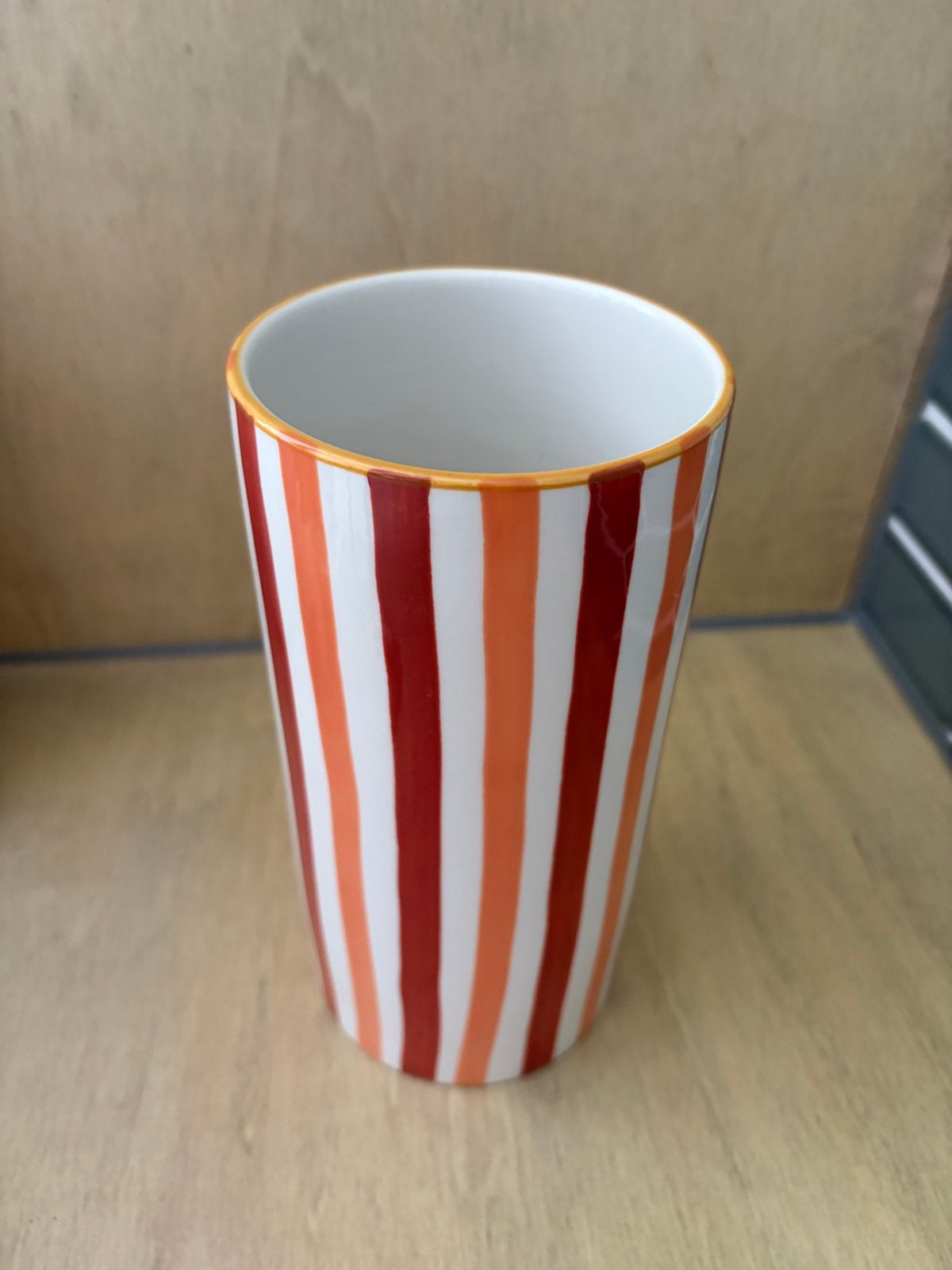 Gestreepte sissy boy look vaas in rood, oranje en wit, Huis en Inrichting, Woonaccessoires | Vazen, Ophalen, Zo goed als nieuw