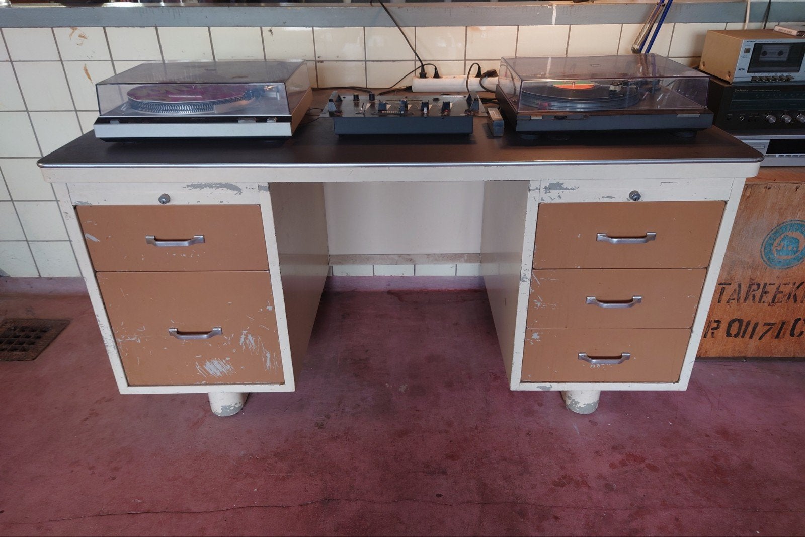 Vintage stalen bureau, Ahrend Oda, 60's industrieel design, Gebruikt, 150 cm, Met lades, Bruin