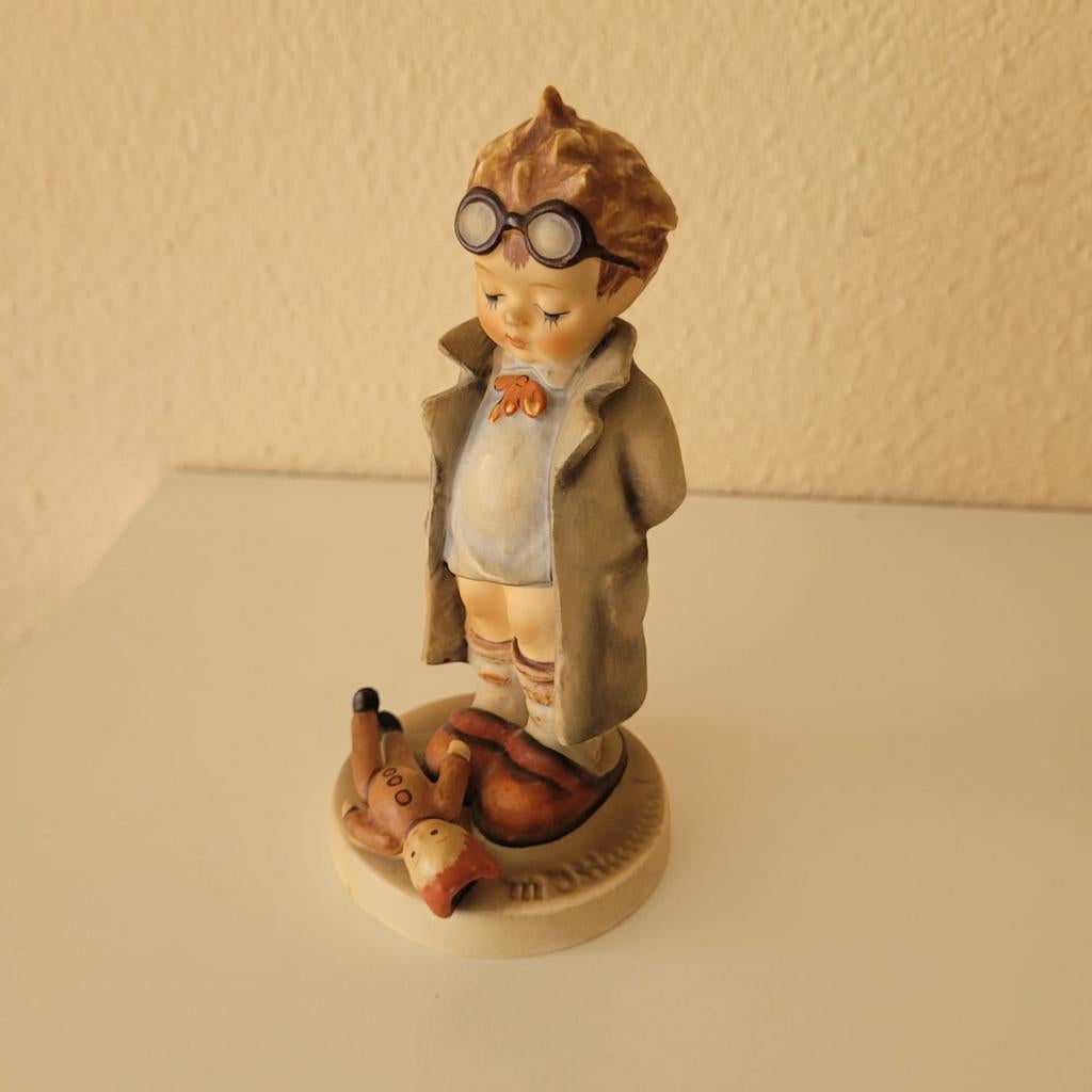 Hummel beeldje jongen met bril en pop, Verzamelen, Ophalen of Verzenden