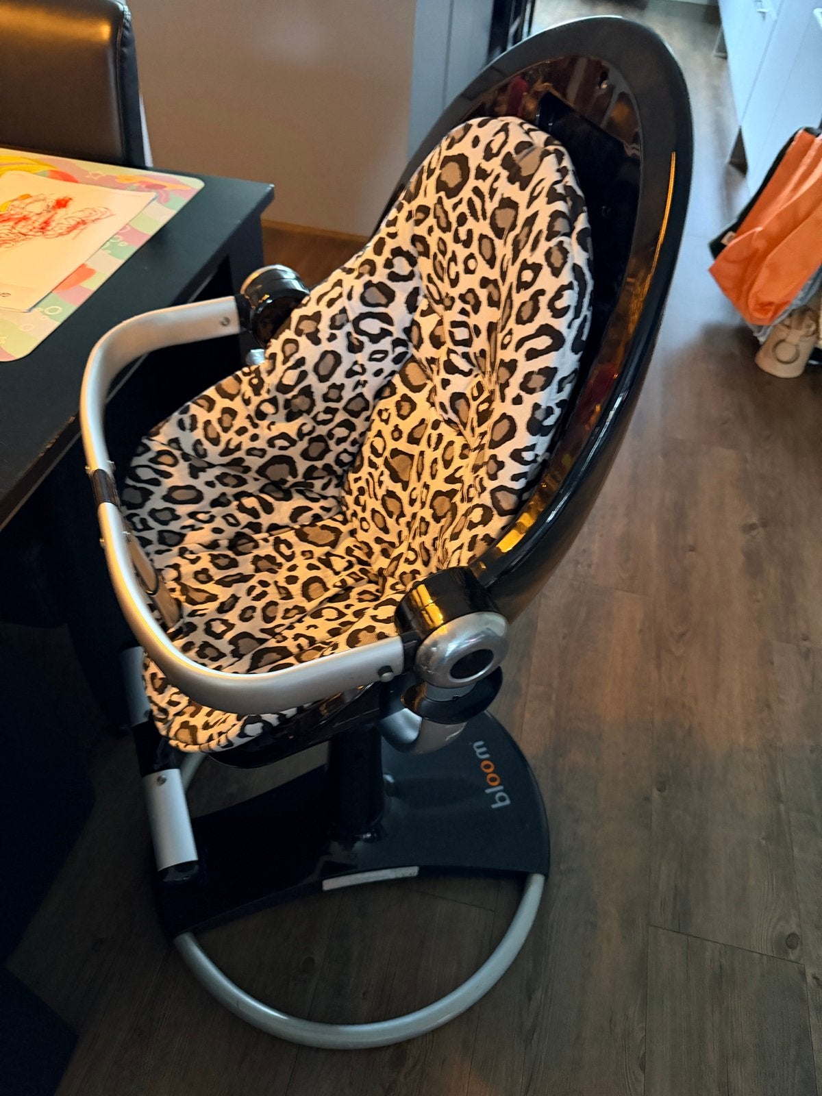 Bloom kinderstoel met luipaardprint kussen - Gratis af te ha, Kinderen en Baby's, Kinderstoelen, Ophalen, Gebruikt, Overige typen