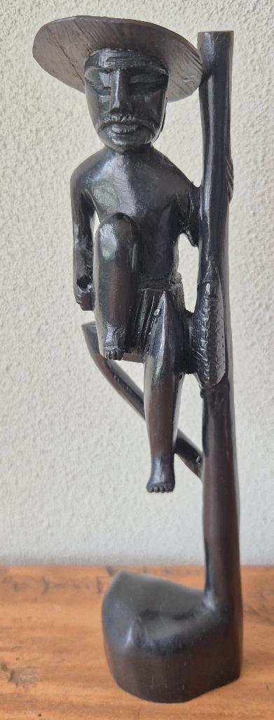 handgemaakt houten beeldje van een Afrikaanse vissersman, Ophalen of Verzenden, Hout, Houtsnijwerk