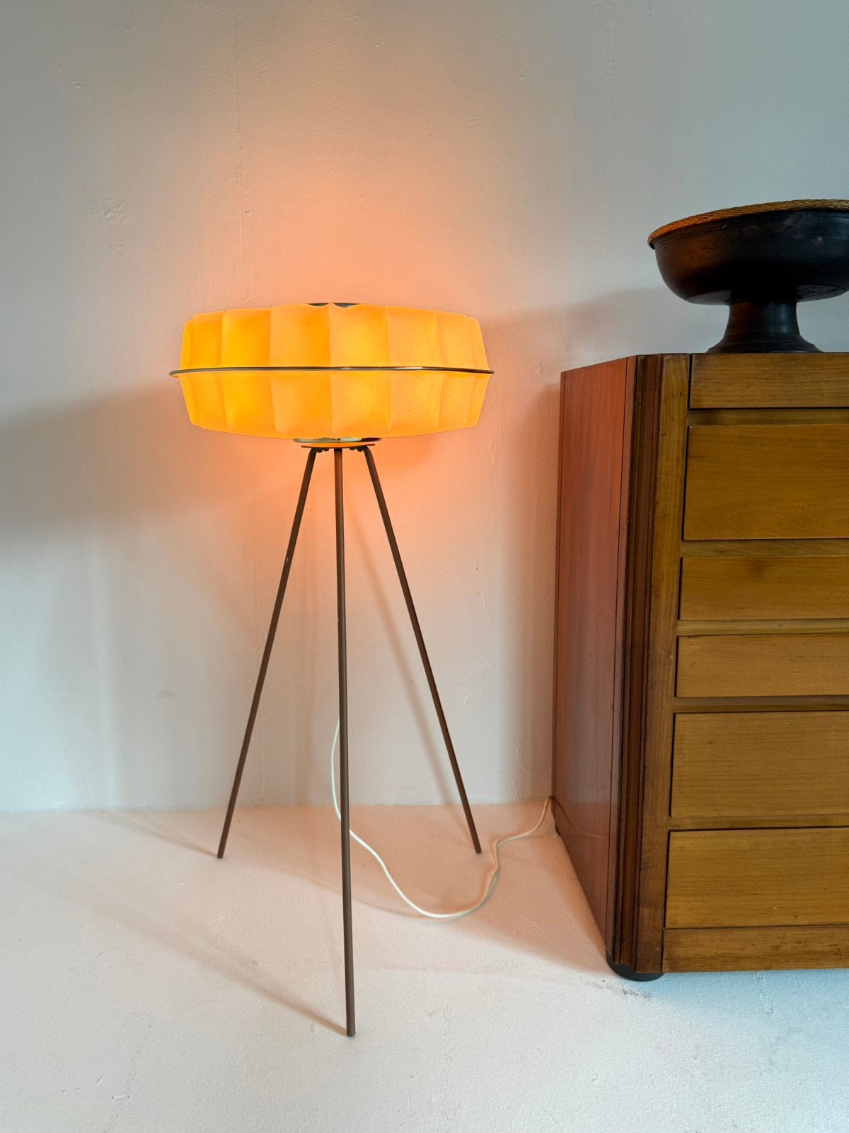 Vintage ‘Ufo’ tripod vloerlamp, Duitsland ‘70, Kunststof, Vintage retro buisframe design rotan webbing papercord deens, Zo goed als nieuw