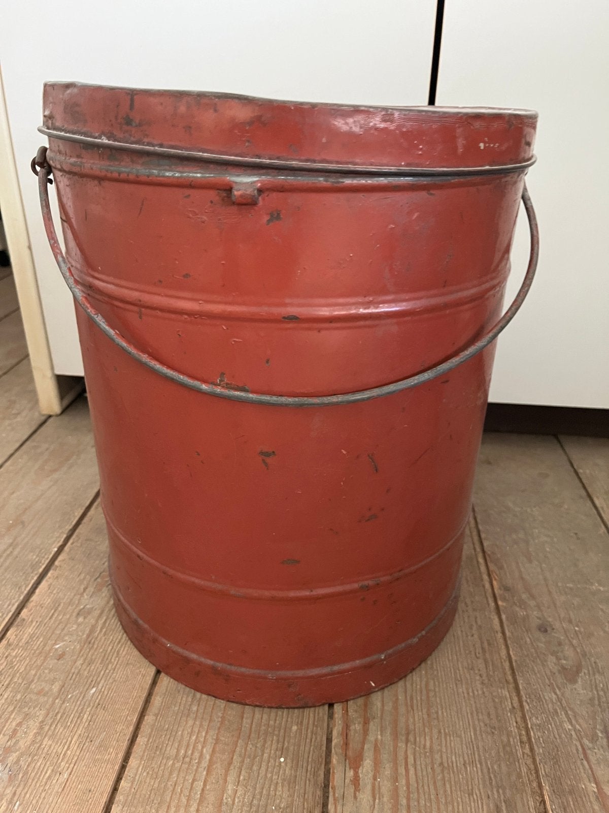 Hoog rond rood blik, Ophalen