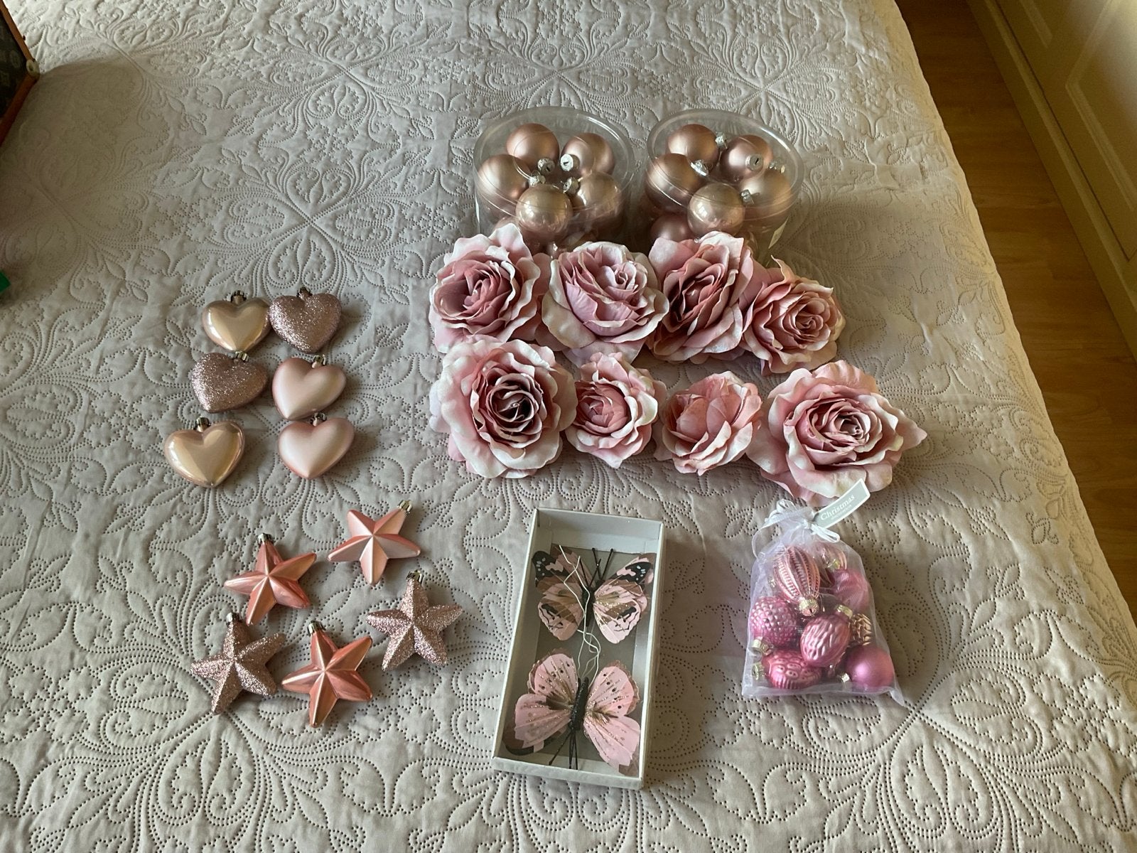 Roze decoratie set: kerstballen, bloemen, vlinders, hartjes, Ophalen, Zo goed als nieuw, Modern, Roze