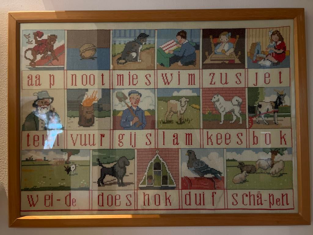 Geborduurd schilderij 'Aap Noot Mies' in houten lijst, Antiek en Kunst, Antiek | Schoolplaten, Ophalen, Overige thema's
