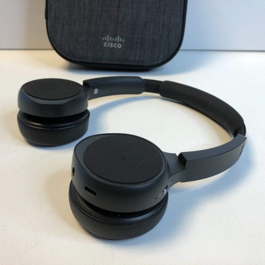 Cisco Headset 730 Wireless Dual On-Ear Bluetooth Headset, Cisco, Zo goed als nieuw, Support@cisco.com, 170 West Tasman Dr.
San Jose, CA 95134
USA