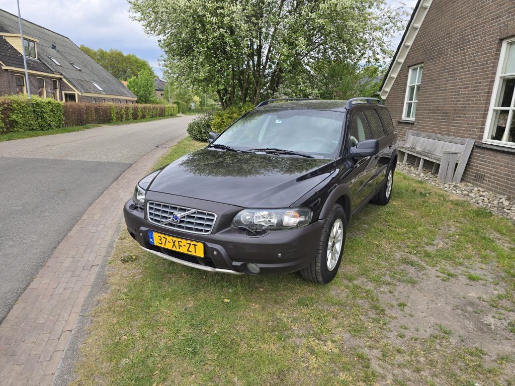 Volvo XC70 2.4 D5 Comfort Line (bj 2004, automaat), Auto's, Automaat, Zwart, 197 €/maand, 1714 kg