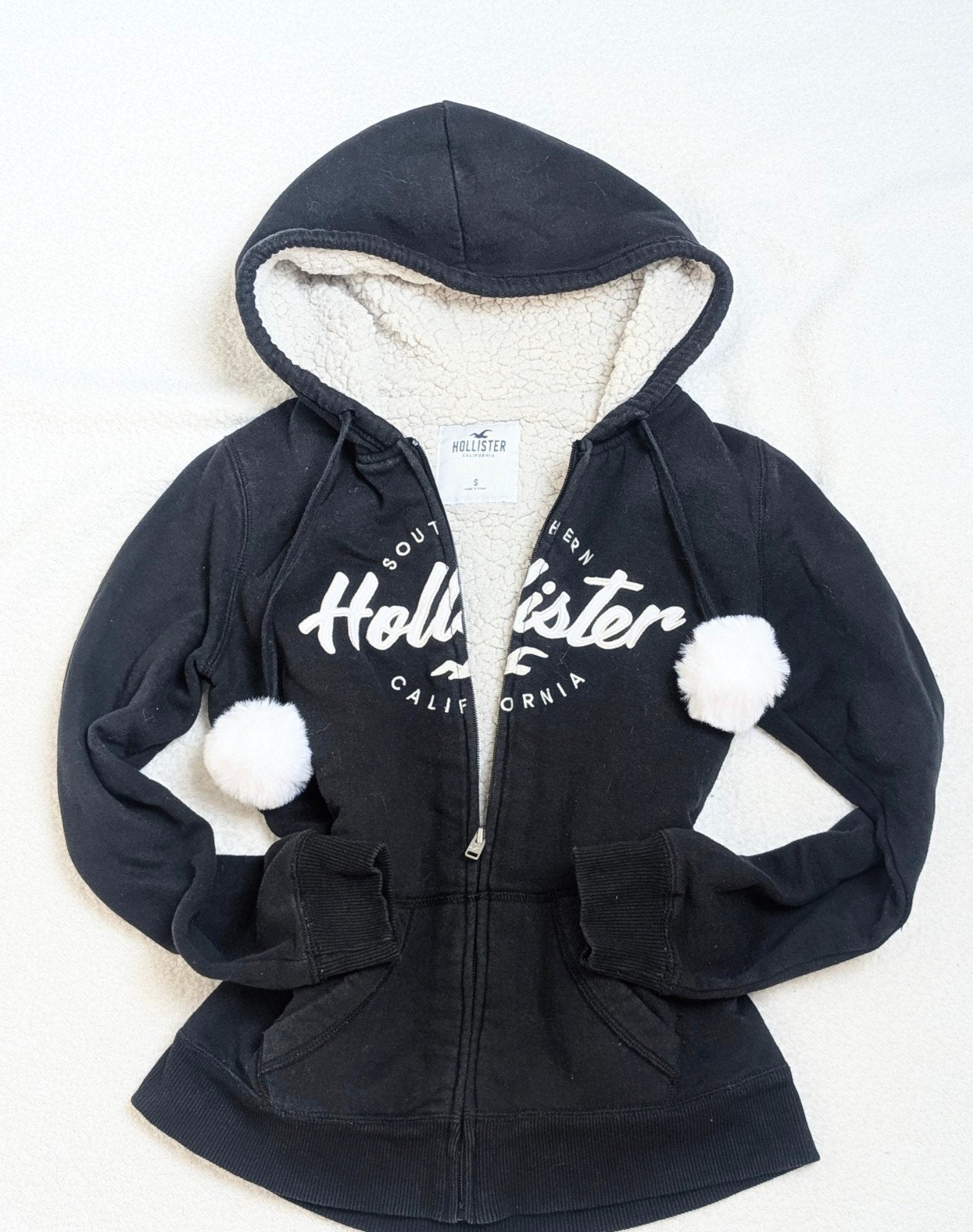 Hollister black white zip-up sherpa hoodie with pom-poms, Zwart, Ophalen of Verzenden, Zo goed als nieuw, Maat 36 (S)