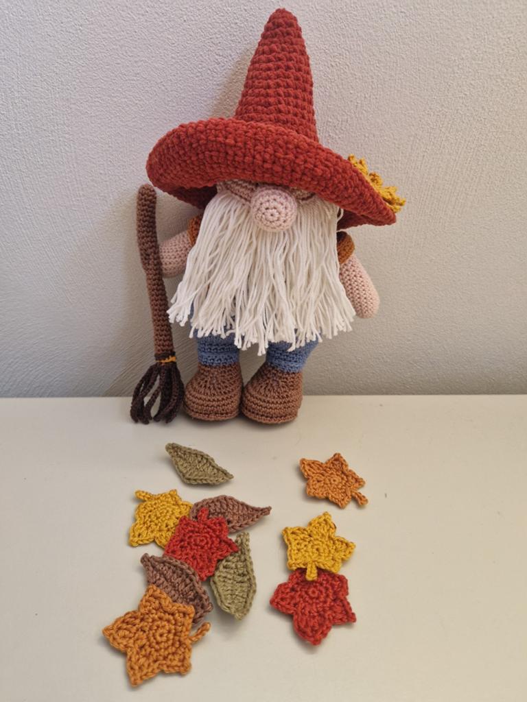 Handgemaakte gnoom - Met herfstbladeren - Cadeautip!, Ophalen of Verzenden, Nieuw, Haken, Wol of Garen