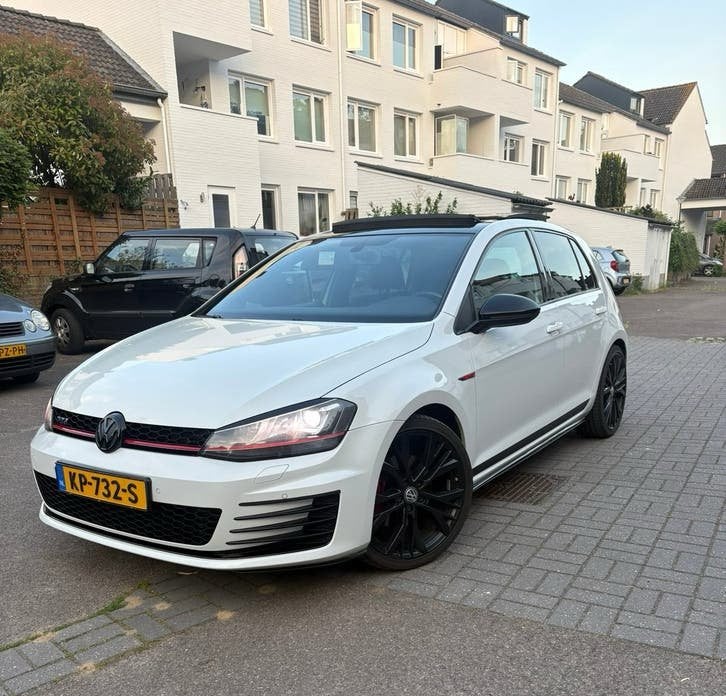 Volkswagen Golf 7 GTI Pano/Milltek/Dynaudio, Auto's, Zwart, 4 cilinders, 1984 cc, Wit