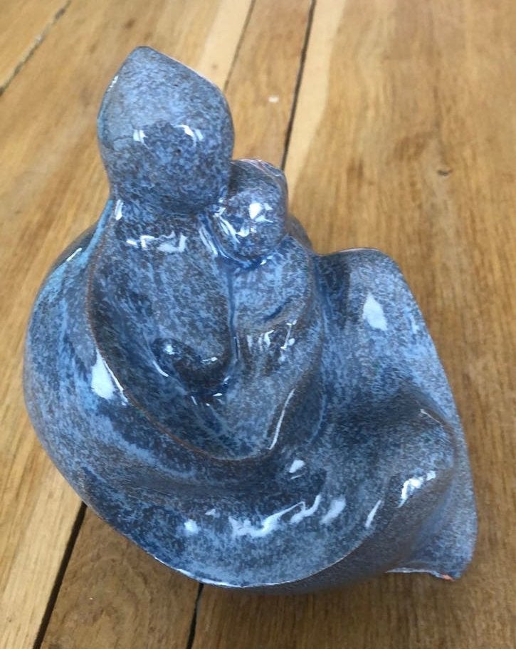 geglazuurd aardewerken beeldje 18/13 cm Moeder en kind, Ophalen of Verzenden, Zo goed als nieuw, Mens