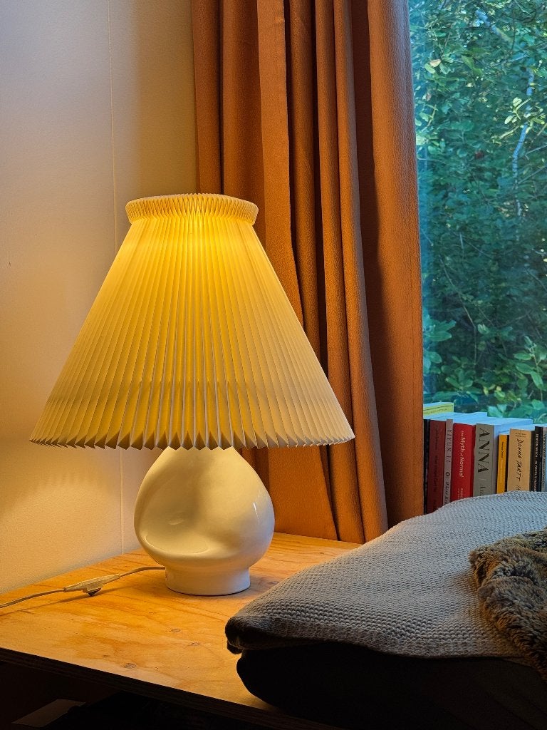 Retro tafellamp met Le Klint-kap, witte gedraaide voet, 50 cm, Gebruikt, Overige merken, Kunststof