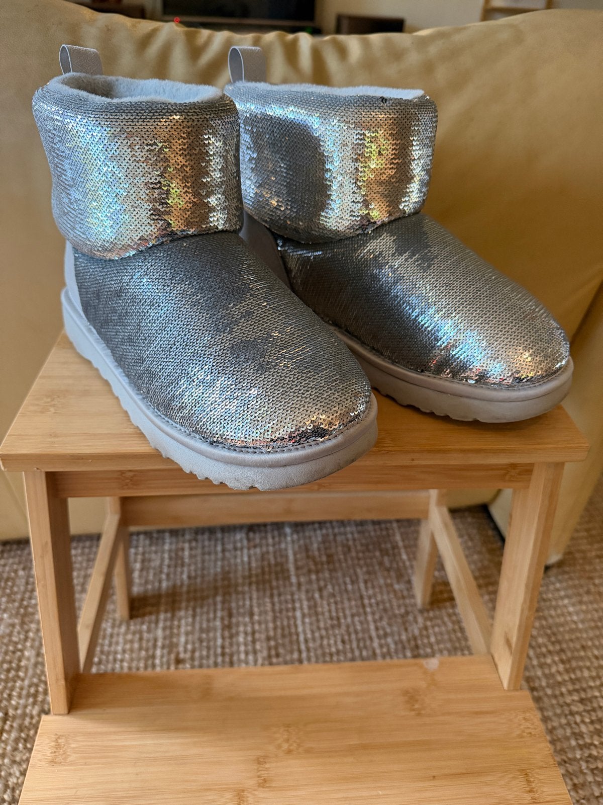 UGG Laarzen glitter met pailletten - Maat 38, Kleding | Dames, Ophalen of Verzenden, Zo goed als nieuw, Grijs, Lage of Enkellaarzen