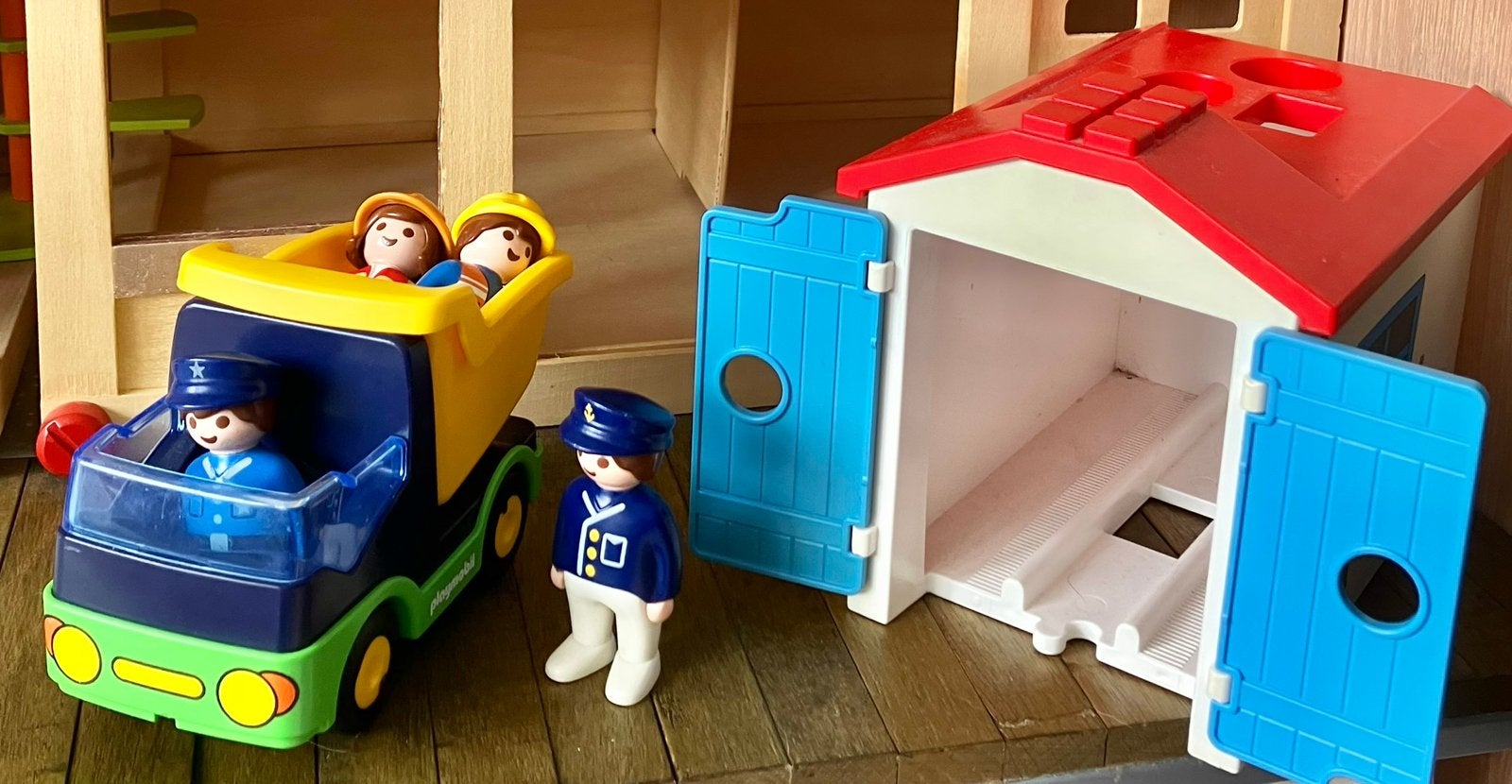 Speelgoed auto garage en 4 poppetjes zgan, Ophalen of Verzenden, Zo goed als nieuw