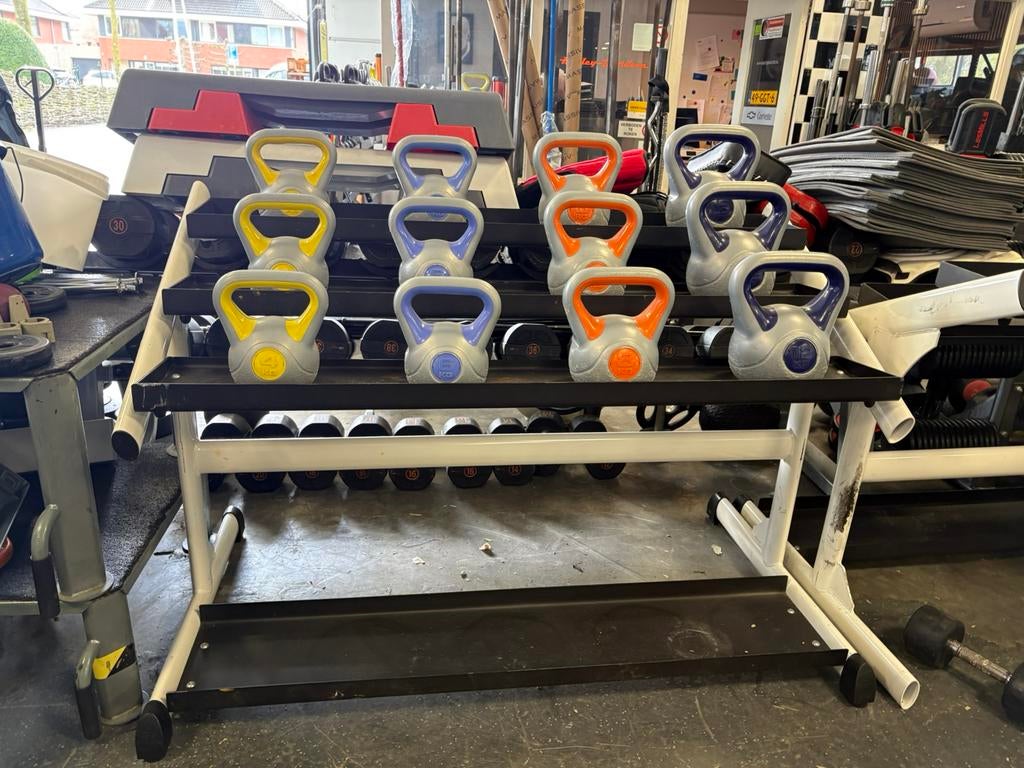 Kettlebells 3 x 4-6-8-12 kg incl kettlebell rek, Sport en Fitness, Fitnessmaterialen, Ophalen, Gebruikt, Incl, Rek